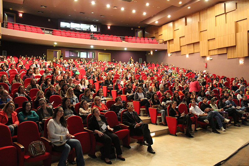 Auditório lotado e chegando mais